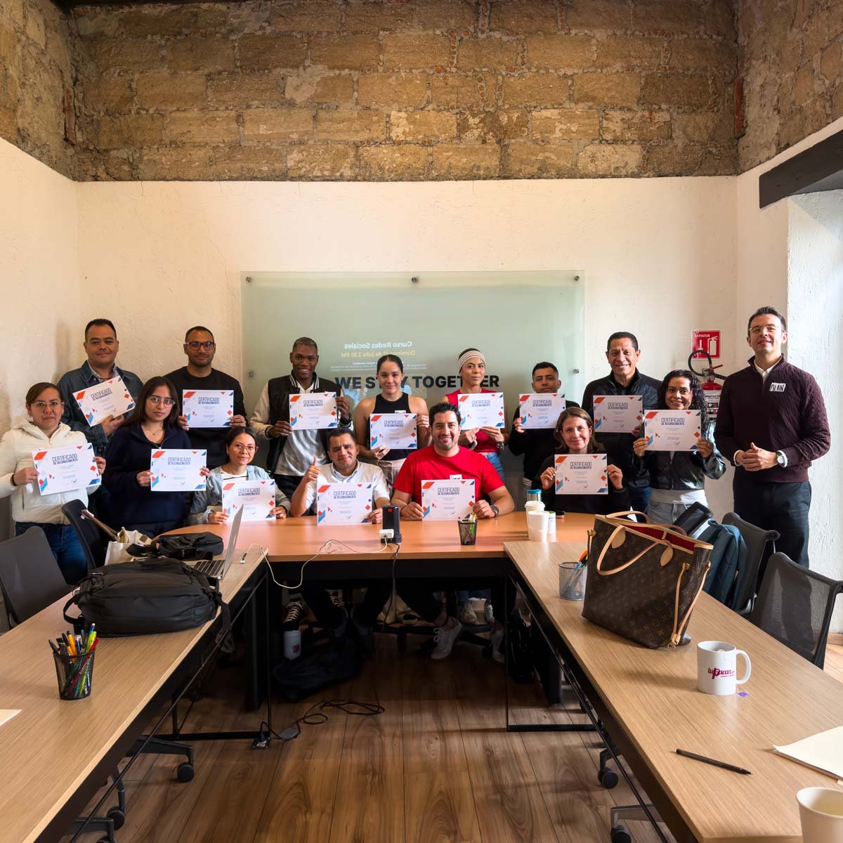 Grupo de alumnos con su certificado en el curso de Inteligencia Artificial Avanzado en CDMX