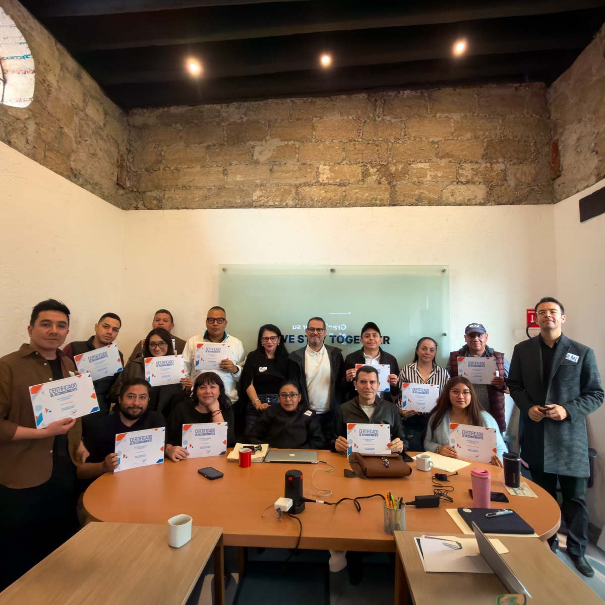 Grupo de alumnos con su certificado en el curso de Inteligencia Artificial en CDMX