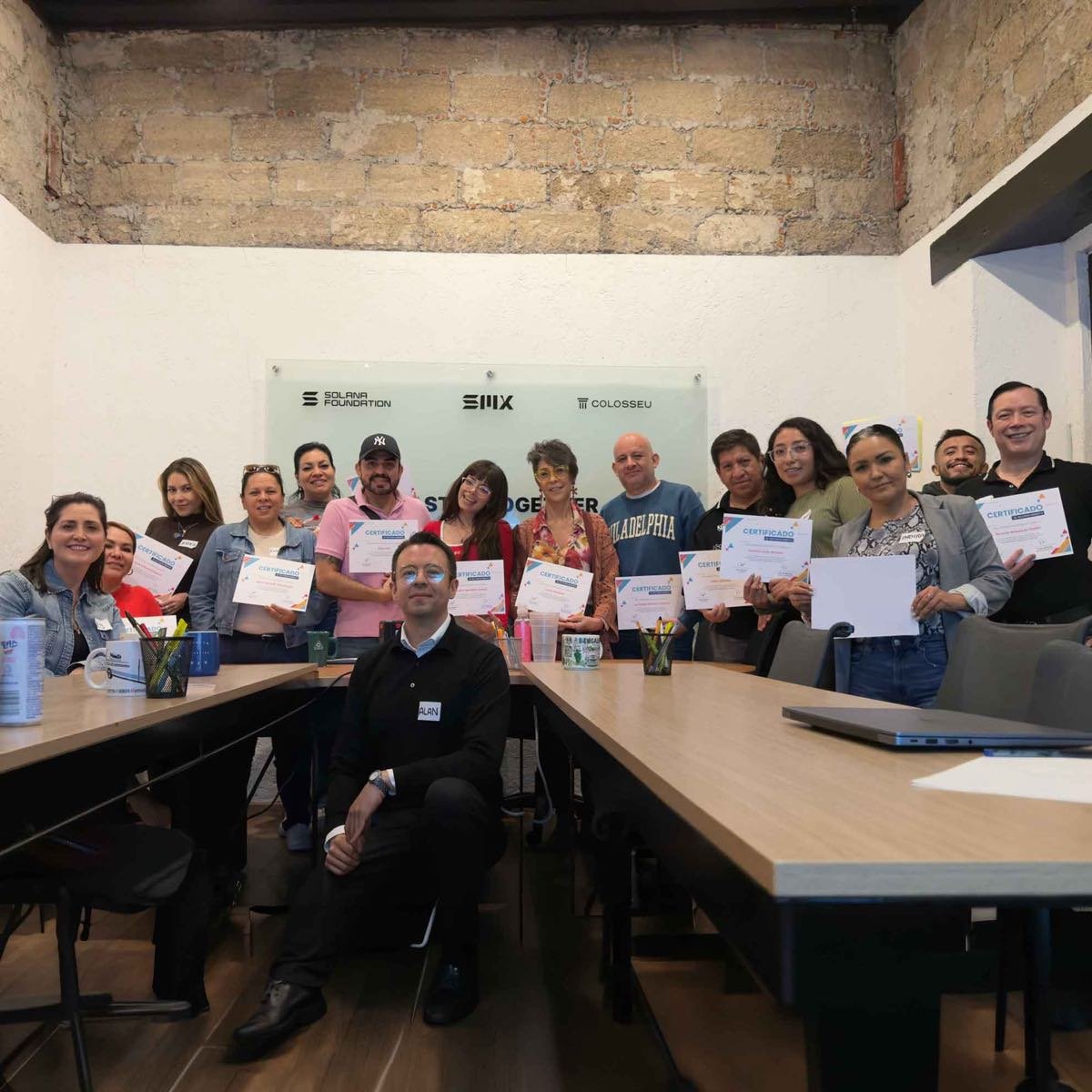 Grupo de alumnos con su certificado en el curso de Ventas en Redes en CDMX