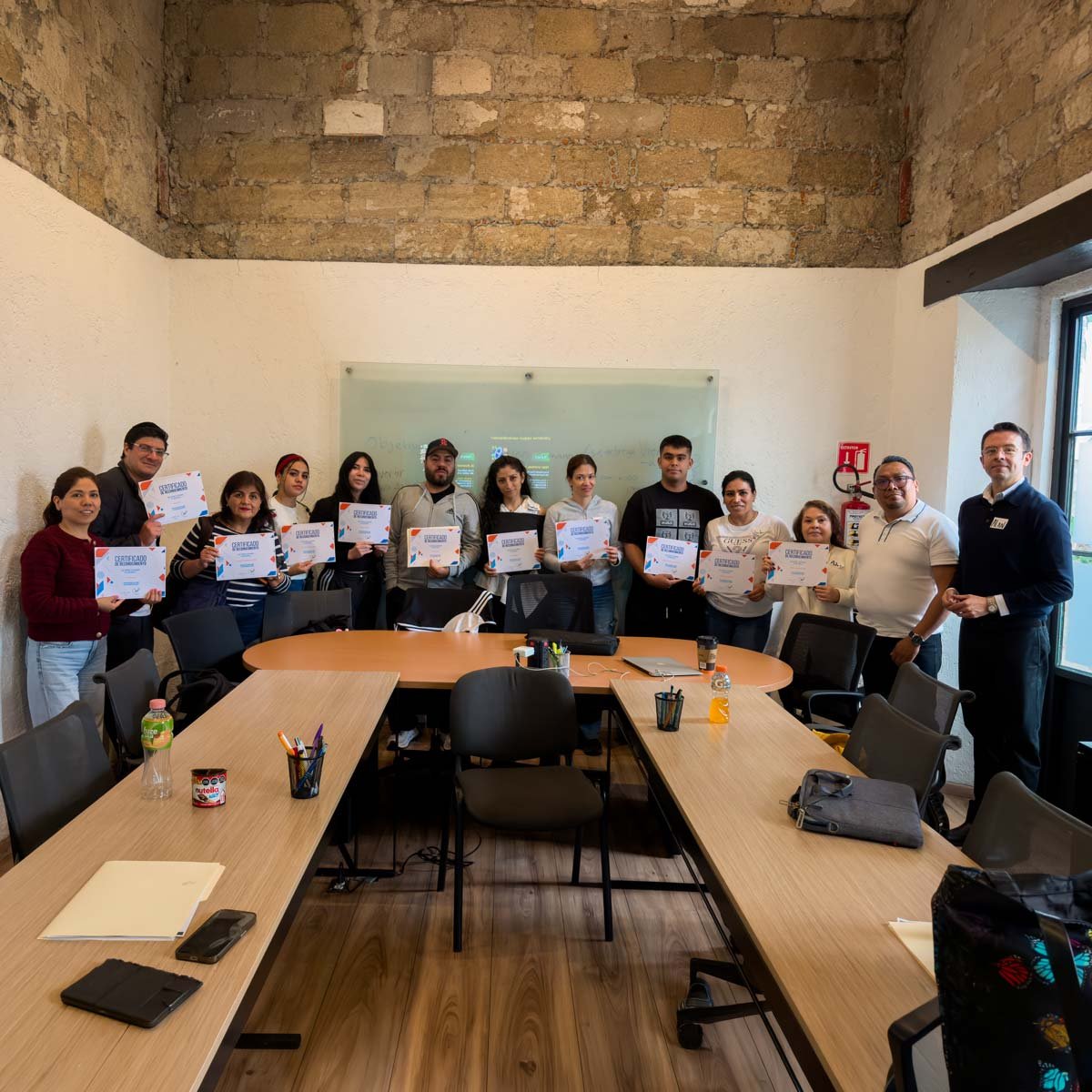 Alumnos en una clase presencial de IA de Academia de Contenido en CDMX