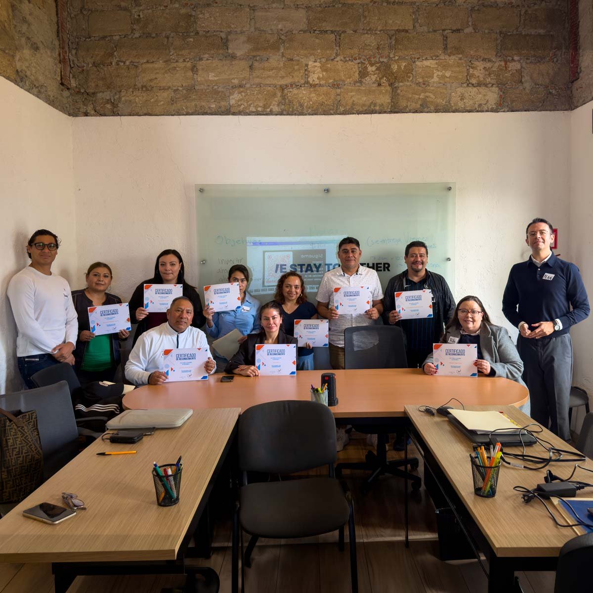 Alumna en una clase presencial de IA de Academia de Contenido en CDMX