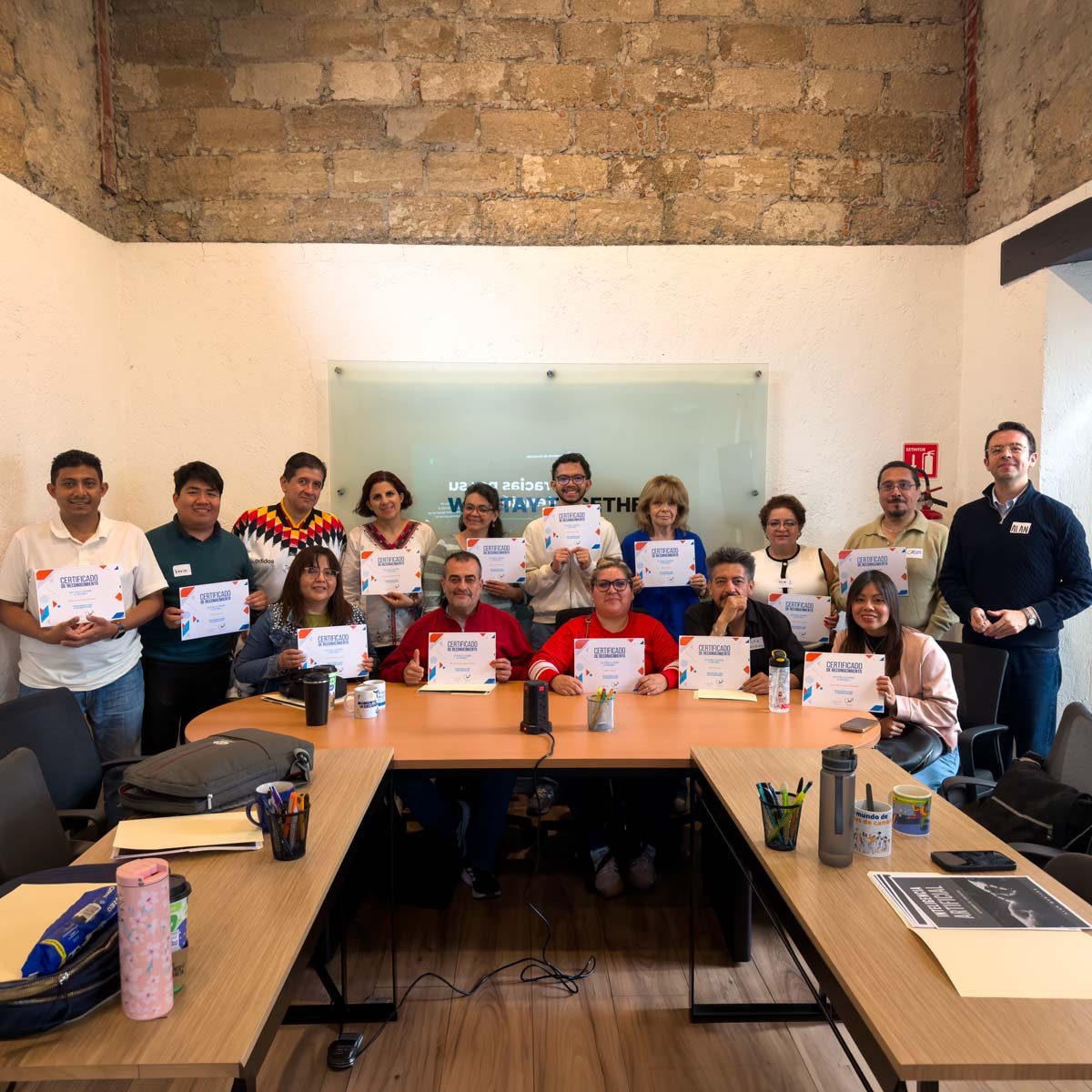 Alumnos en una clase presencial de IA de Academia de Contenido en CDMX