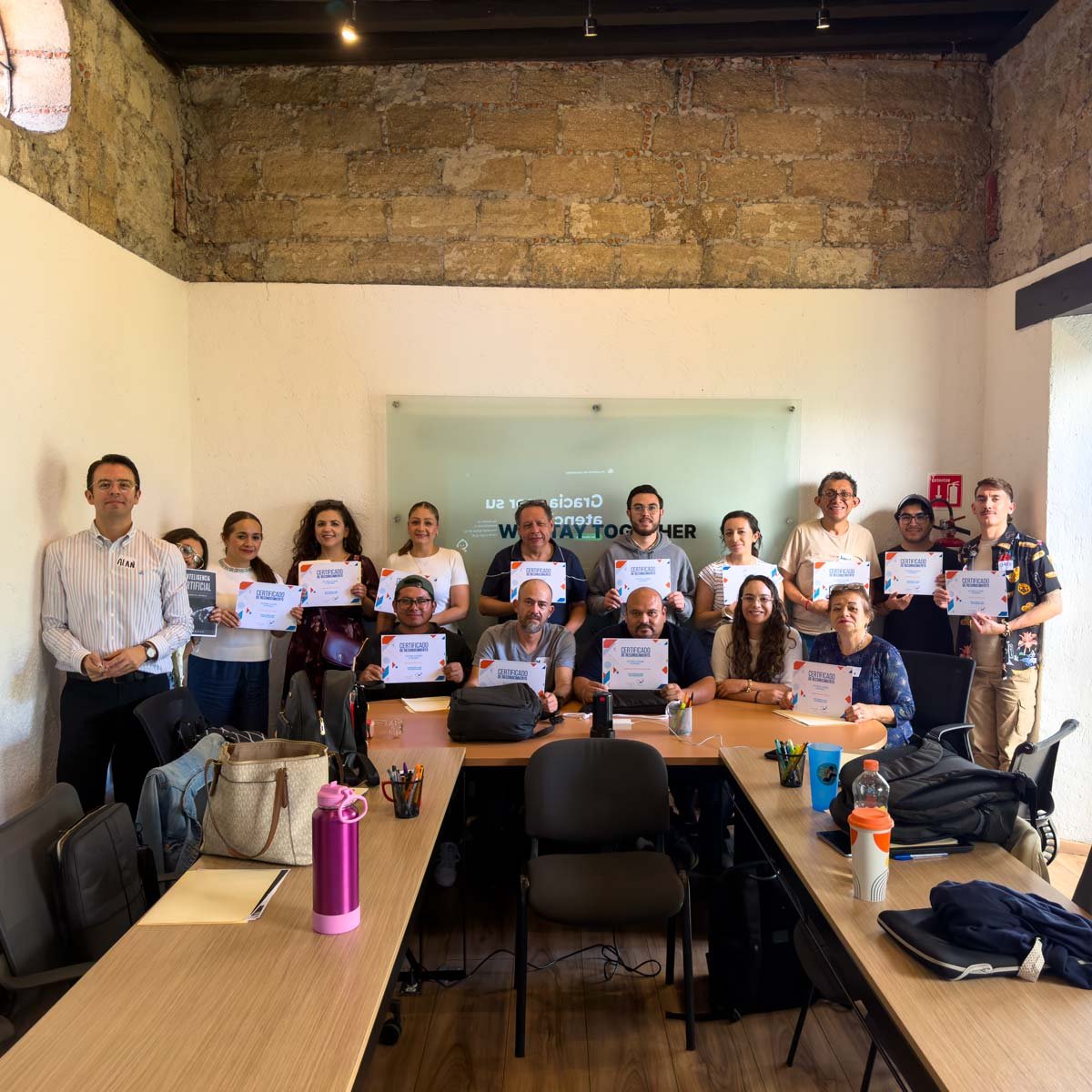 Grupo de alumnos en Academia de Contenido, clase presencial de IA en CDMX