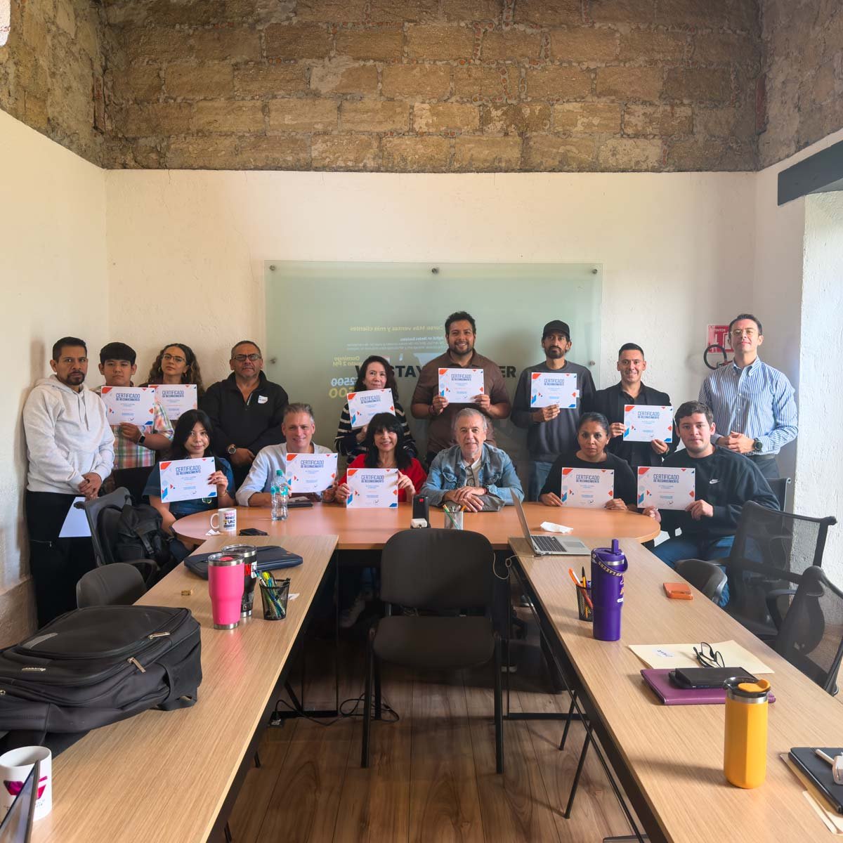 Alumnos en una clase presencial de IA de Academia de Contenido en CDMX