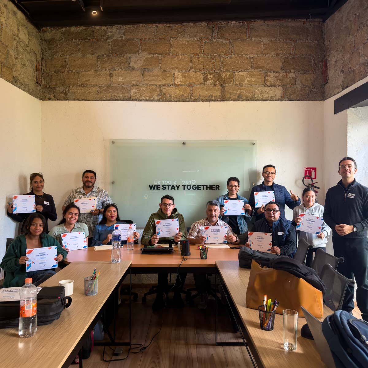 Alumnos en una clase presencial de IA de Academia de Contenido en CDMX