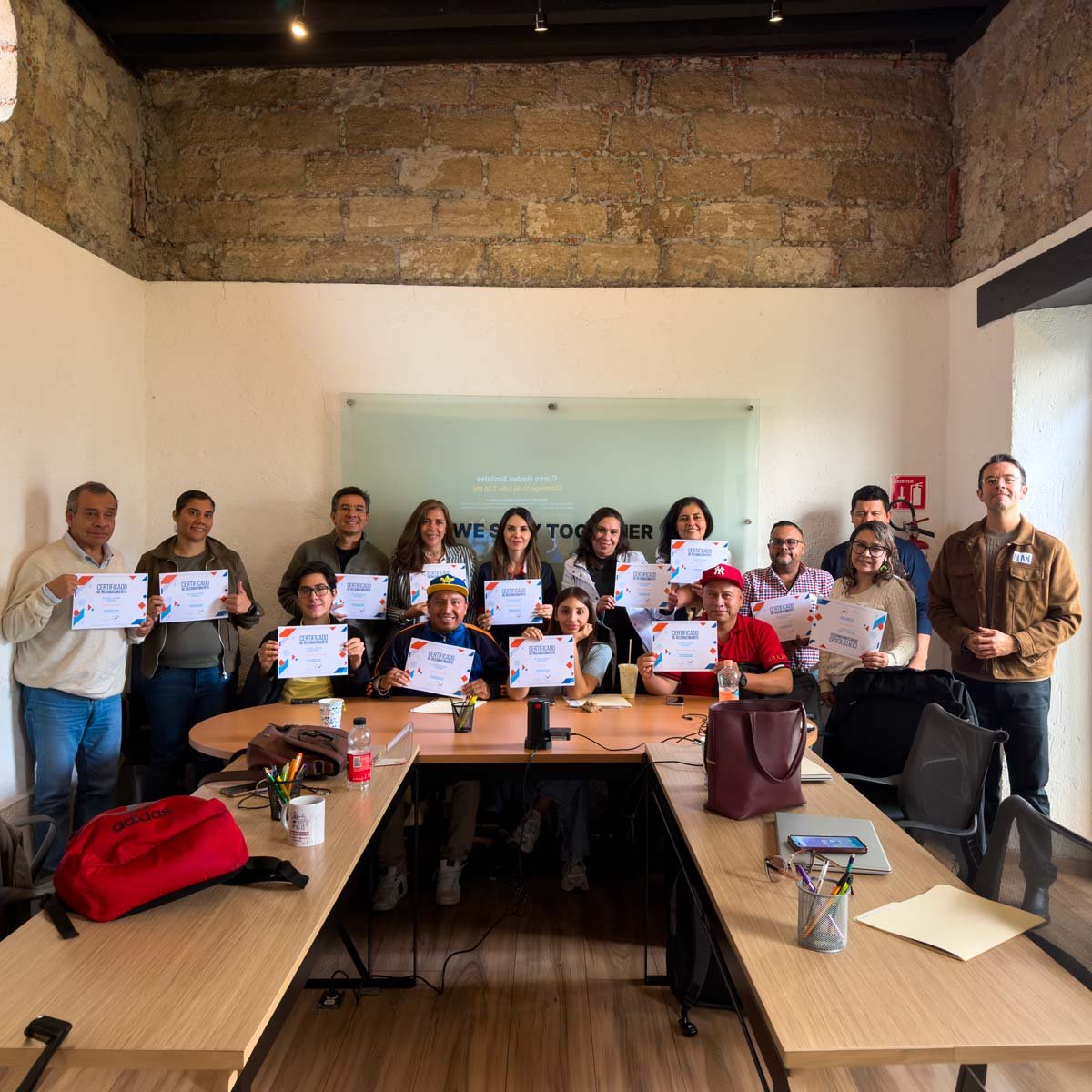 Grupo de alumnos en Academia de Contenido, clase presencial de IA en CDMX