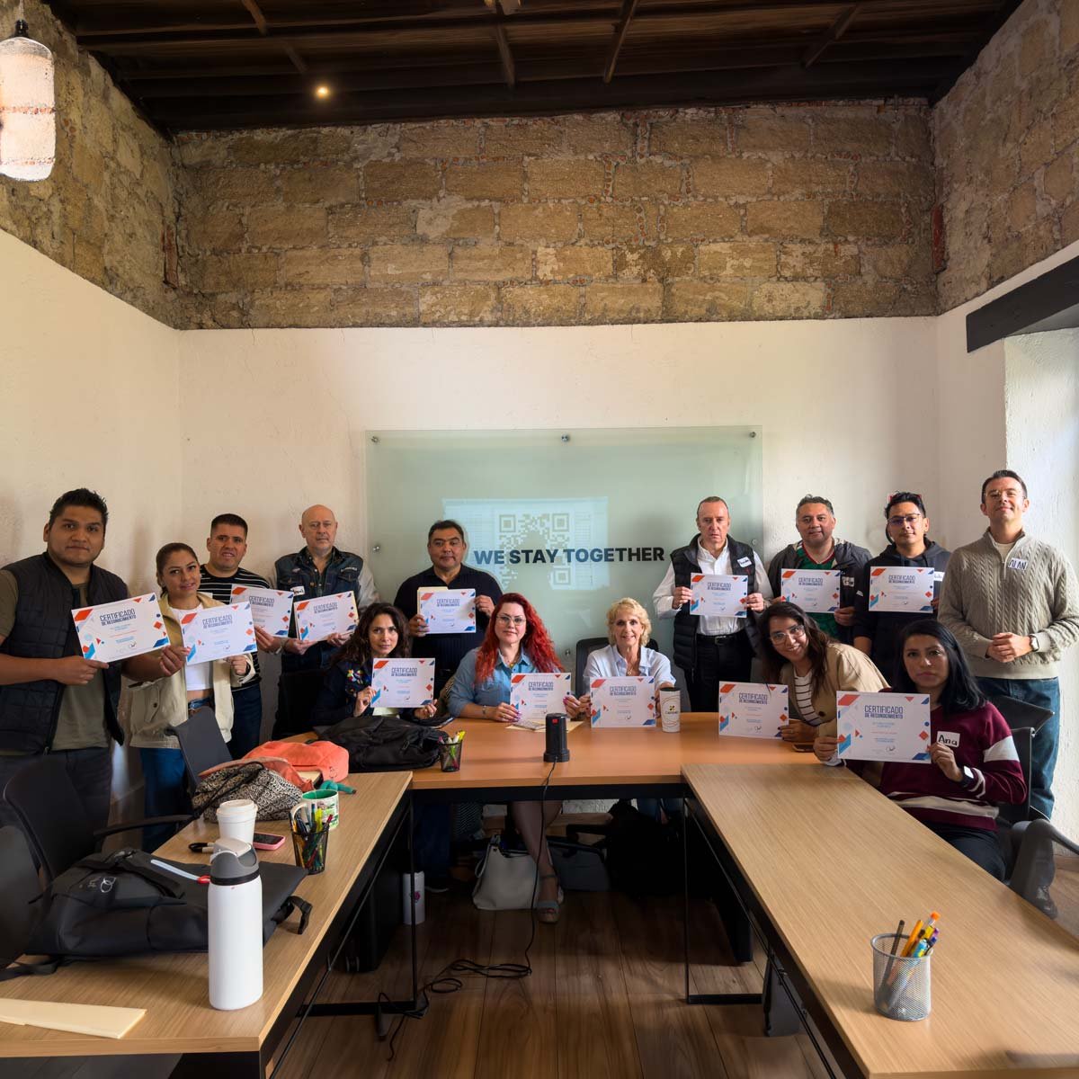 Alumnos en una clase presencial de IA de Academia de Contenido en CDMX