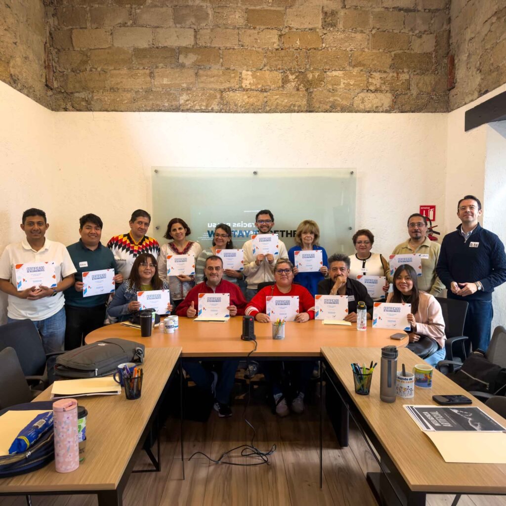 Grupo de alumnos de Academia de Contenido con su diploma en una clase presencial en CDMX