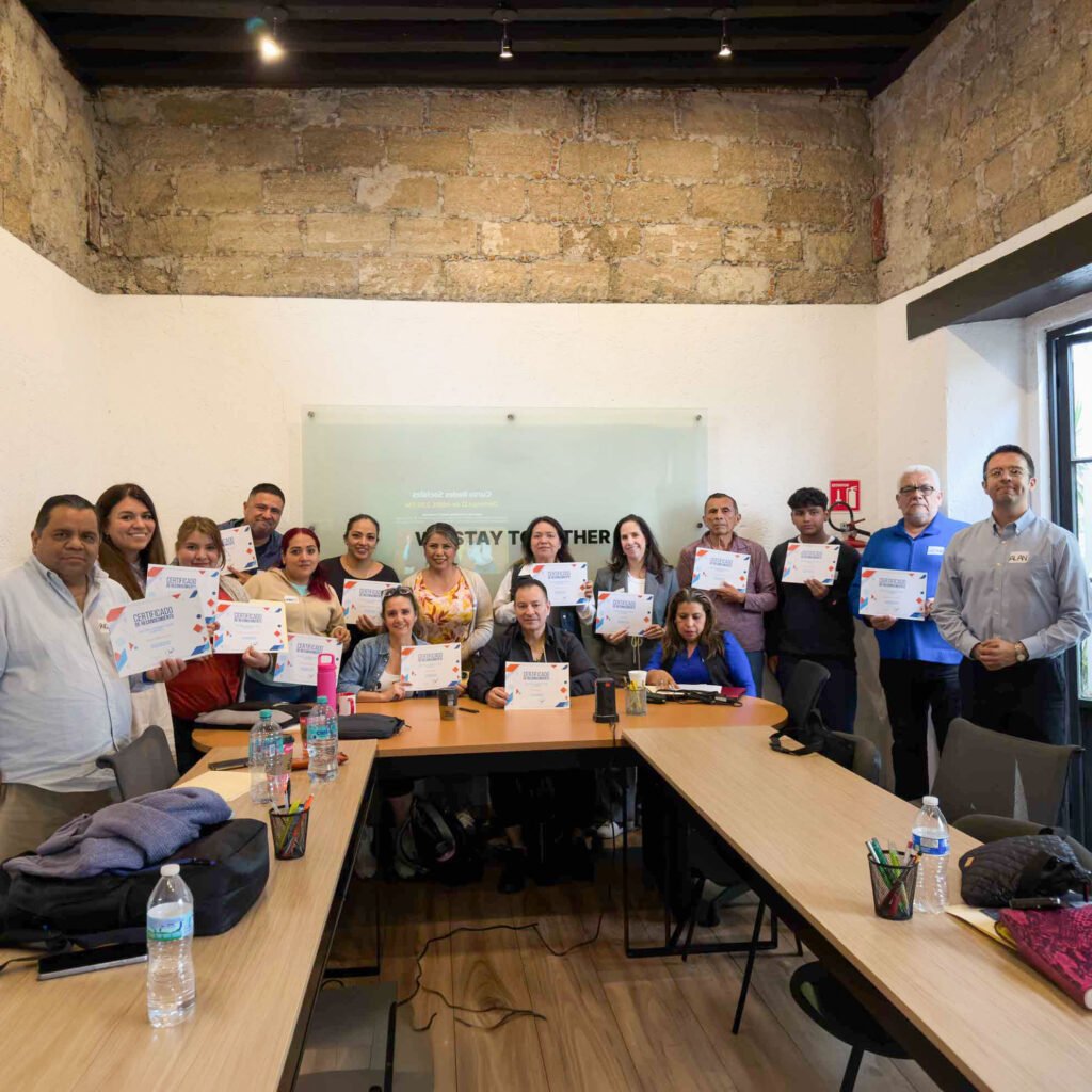 Alumnos de Academia de Contenido con su diploma en una clase presencial de IA en CDMX
